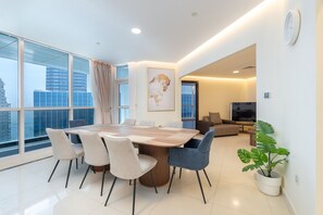 Apartment | 3 bedrooms - Spacious 3-bedroom With Comfortable Living Area in Dubai Marina (Dubai)