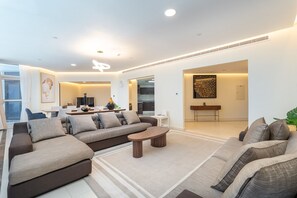 Apartment | 3 bedrooms - Spacious 3-bedroom With Comfortable Living Area in Dubai Marina (Dubai)