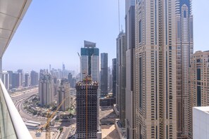 Apartment | 3 bedrooms - Spacious 3-bedroom With Comfortable Living Area in Dubai Marina (Dubai)