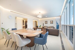 Apartment | 3 bedrooms - Spacious 3-bedroom With Comfortable Living Area in Dubai Marina (Dubai)