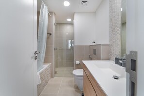 Ein modernes Badezimmer mit Dusche, Toilette und Waschtisch.