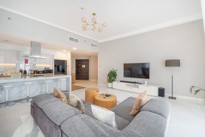 Apartment - Luxury 4BR Home in Marina With Stunning Palm Views (Dubai)