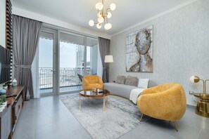 Apartment | 2 bedrooms - Stylish 2-bed Oasis With Pool in Peaceful Creek Harbour (Dubai)