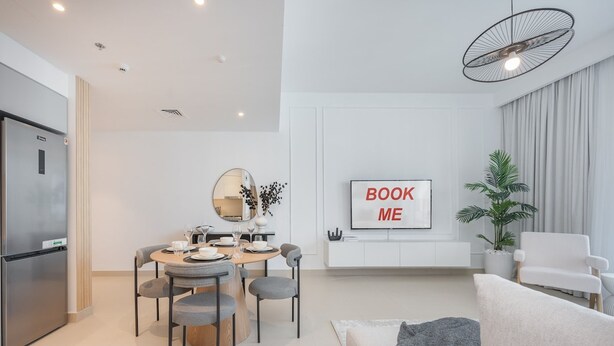 Ein modernes Wohnzimmer mit Essbereich, einer Couch, einer TV-Wandkunst und einem Deckenventilator.