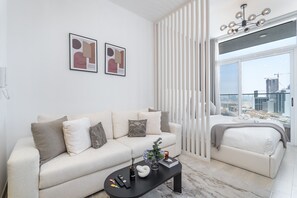 Studio - Sophisticated and Serene Studio Apartment With Stunning Skyline Views in JVC (Dubai)