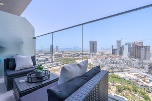 Room - Sophisticated and Serene Studio Apartment With Stunning Skyline Views in JVC (Dubai)