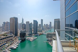Room - Warm and Airy 1-bedroom Apartment With Exceptional Views in Dubai Marina (Dubai)