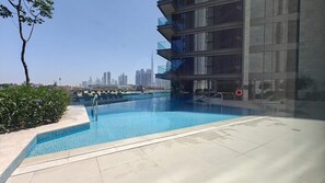 3 عدّة غرف نوم وخدمة الإنترنت