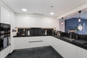 Apartment - Superb 3BR in Palm Jumeirah With Unmatched Views (Dubai)