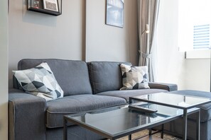 1 bedroom - Stylish 1-bedroom Apartment With Stunning Canal Views at Business Bay (Dubai)