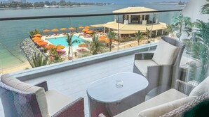 House - Peaceful and Airy 1-bedroom Apartment With the Palm Beach View (Dubai)