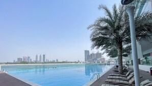 House - Peaceful and Airy 1-bedroom Apartment With the Palm Beach View (Dubai)