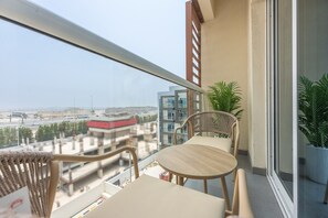 1 bedroom - Elegant 1-bedroom Apartment in Jumeirah Village Triangle With Balcony Bliss (Dubai)