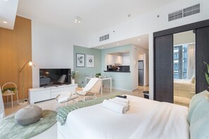 Room - Welcoming Studio Apartment Perfect for 2 in Dubai Marina (Dubai)