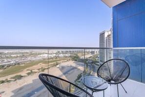 Room - Stylish Studio Apartment in Damac Hills With Skyline Views (Dubai)