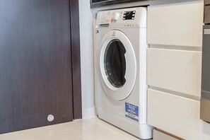 Room - Stylish Studio Apartment in Damac Hills With Skyline Views (Dubai)