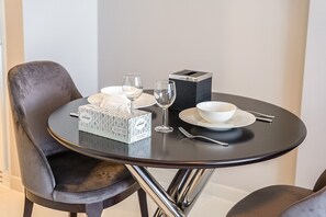 Room - Stylish Studio Apartment in Damac Hills With Skyline Views (Dubai)