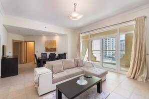 Apartment - Superb 3BR Apartment Near Beach in Palm Jumeirah (Dubai)