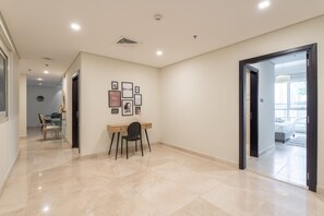 Apartment | 3 bedrooms, Internet - Prestigious 3-bedroom Apartment With Easy Access in Downtown Dubai (Dubai)