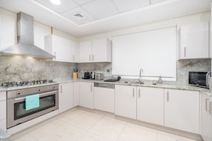 Apartment | 3 bedrooms, Internet - Prestigious 3-bedroom Apartment With Easy Access in Downtown Dubai (Dubai)