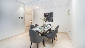 Apartment | 3 bedrooms, Internet - Prestigious 3-bedroom Apartment With Easy Access in Downtown Dubai (Dubai)