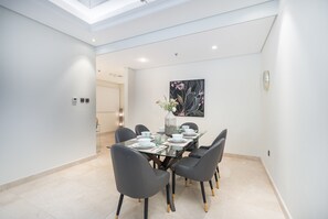 3 bedrooms, Internet - Prestigious 3-bedroom Apartment With Easy Access in Downtown Dubai (Dubai)