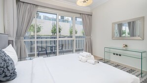 Apartment | 3 bedrooms, Internet - Prestigious 3-bedroom Apartment With Easy Access in Downtown Dubai (Dubai)