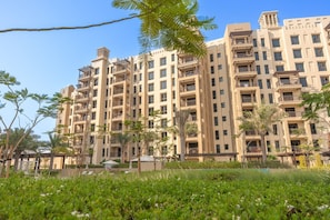 1 bedroom - Warm and Earthy 1-bedroom Apartment Perfect for Family in Madinat Jumeirah Living (Dubai)
