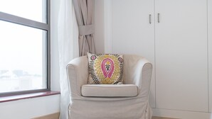 Apartment - Stylish 4-bedroom Apartment With Balcony Views in JBR (Dubai)