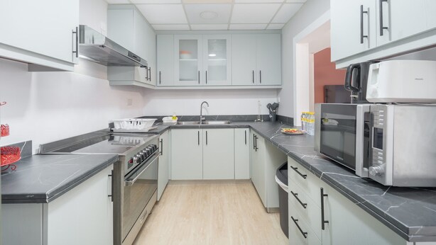 Apartment - Stylish 4-bedroom Apartment With Balcony Views in JBR (Dubai)