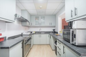 Apartment | 4 bedrooms - Stylish 4-bedroom Apartment With Balcony Views in JBR (Dubai)