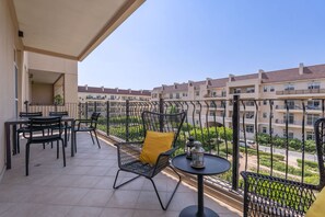 Room - Gorgeous 2-bedroom Apartment in Norton Court Motor City (Dubai)