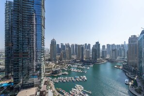 Room - Marina Views and a 3 Bedroom Apartment in Dubai Marina (Dubai)