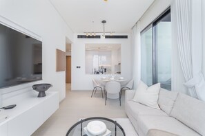 2 bedrooms - Tranquil 2 Bedroom in Binghatti Onyx With a Private Pool and City View (Dubai)
