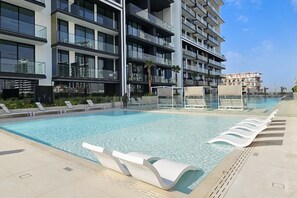 2 bedrooms - Tranquil 2 Bedroom in Binghatti Onyx With a Private Pool and City View (Dubai)