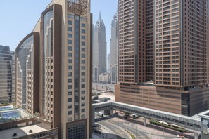 House - Stylish Studio Apartment in Tecom s Prime Location (Dubai)