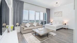 House - Stylish Studio Apartment in Tecom s Prime Location (Dubai)