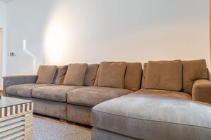 2 عدّة غرف نوم وخدمة الإنترنت