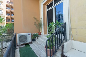 2 عدّة غرف نوم وخدمة الإنترنت