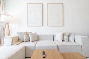 House | 2 bedrooms, Internet - Contemporary 2-bedroom Apartment in Silverene (Dubai)