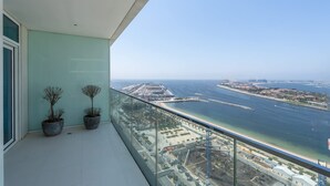 Apartment - Mesmerizing 2BR in Emaar Beachfront With Sea Views (Dubai)