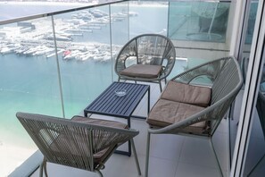 Apartment - Mesmerizing 2BR in Emaar Beachfront With Sea Views (Dubai)