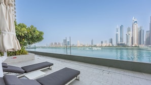 Apartment - Mesmerizing 2BR in Emaar Beachfront With Sea Views (Dubai)