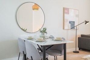 Room - Stylish and Spacious Apartment in Vibrant JVC Dubai (Dubai)