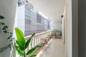 Apartment | 2 bedrooms, Internet - Stylish and Spacious Apartment in Vibrant JVC Dubai (Dubai)