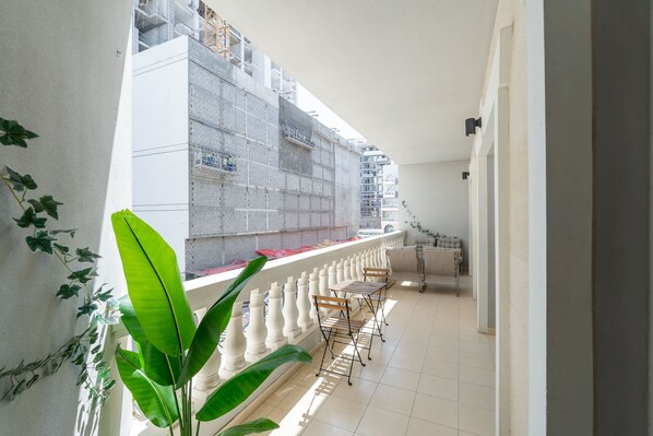 Room - Stylish and Spacious Apartment in Vibrant JVC Dubai (Dubai)