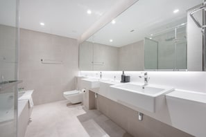 3 bedrooms, Internet - A Centered Location in Al Wasl Perfect for Family (Dubai)