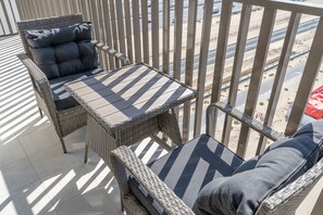 Apartment | 2 bedrooms, Internet - Modern and Peaceful 2 Bedroom in Amber by Azizi (Dubai)