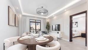 Apartment | 2 bedrooms, Internet - Luxury 2BR Apartment With Full Burj Khalifa View 2-min Walk to Dubai Mall (Dubai)