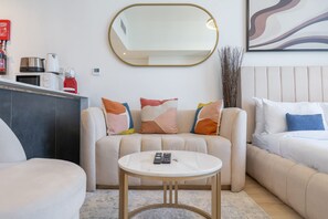 Studio | Internet - Stunning Studio in Regina Tower With Five Hotel View (Dubai)